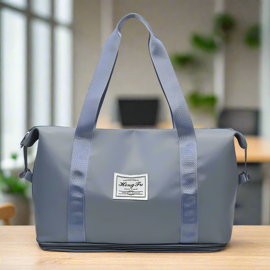 حقائب سفر مقاومة للماء تُحمل على الكتف