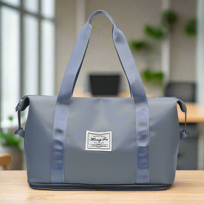 حقائب سفر مقاومة للماء تُحمل على الكتف