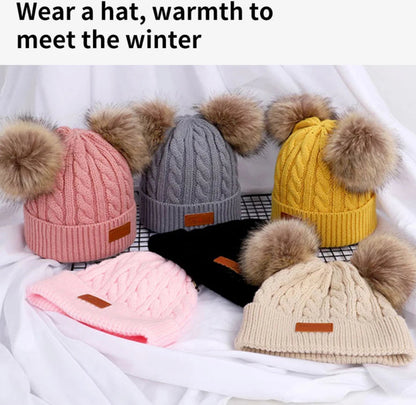 Bonnets chauds avec deux pompons en laine