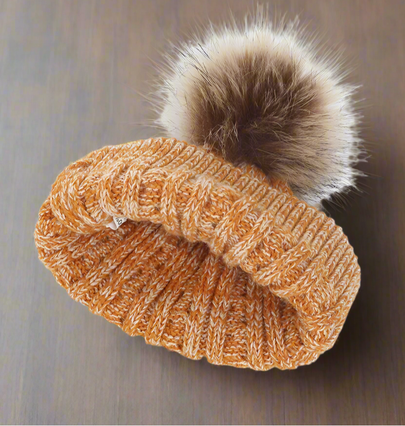 قبعات وقفازات وأوشحة دافئة ملونة لحماية الأذن