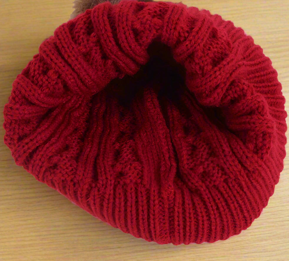 قبعات وقفازات وأوشحة دافئة ملونة لحماية الأذن