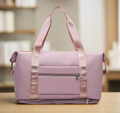 حقائب سفر مقاومة للماء تُحمل على الكتف