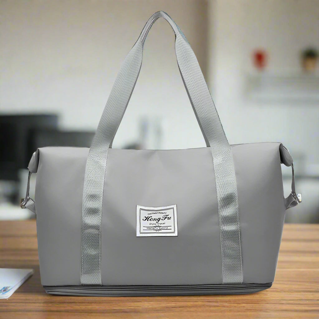 حقائب سفر مقاومة للماء تُحمل على الكتف