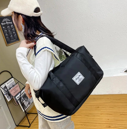 حقائب سفر مقاومة للماء تُحمل على الكتف