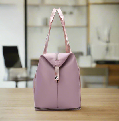 حقائب سفر مقاومة للماء تُحمل على الكتف