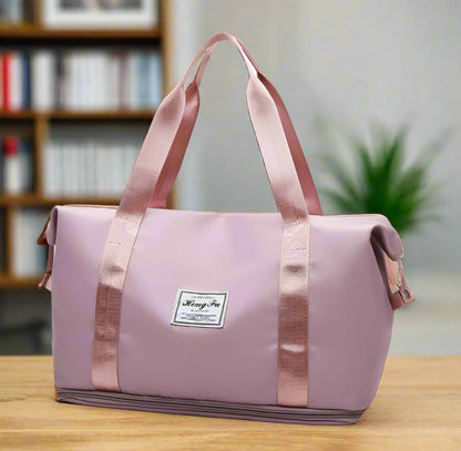 حقائب سفر مقاومة للماء تُحمل على الكتف