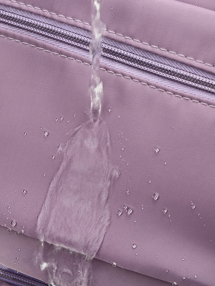 حقائب سفر مقاومة للماء تُحمل على الكتف