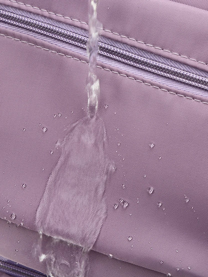 حقائب سفر مقاومة للماء تُحمل على الكتف