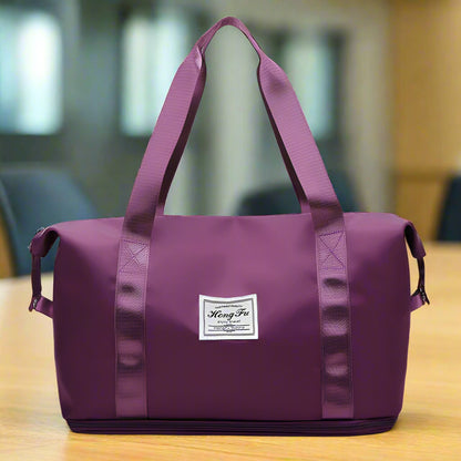 حقائب سفر مقاومة للماء تُحمل على الكتف