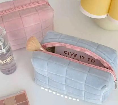 Trousses de toilette et de maquillage polyvalentes