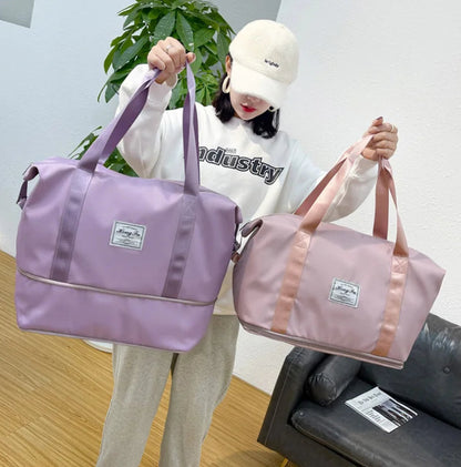 حقائب سفر مقاومة للماء تُحمل على الكتف